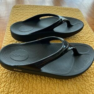 Oofos woman’s size 6 recovery sandal.